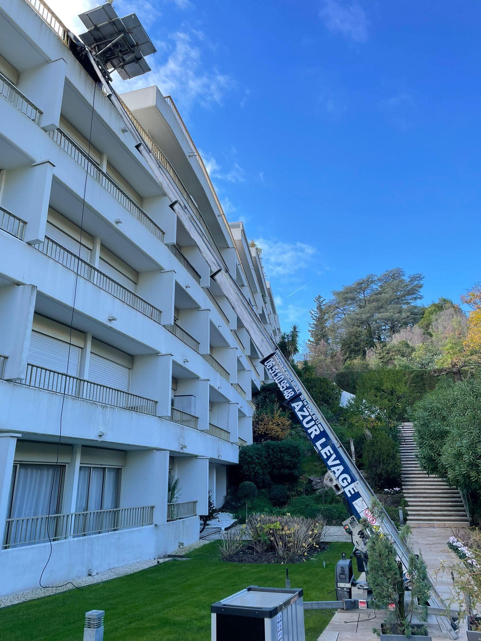 Monte-meuble Azur Levage installe devant une residence cannoise pour un levage en hauteur