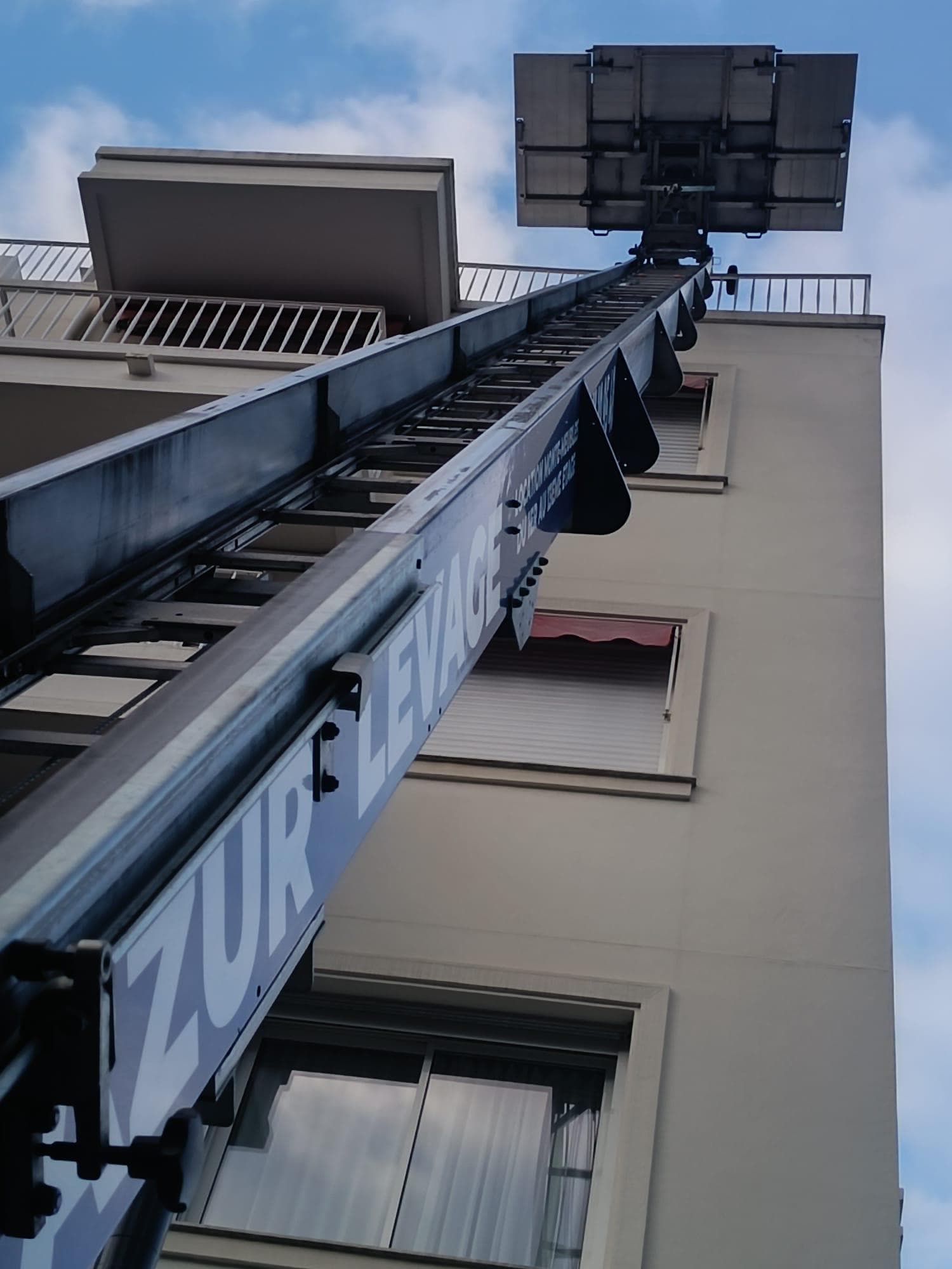 Gros plan d'un monte-meuble en action lors d'un demenagement en immeuble a Nice